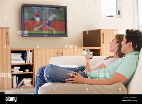 parejas viendo televisión|Fotos de Pareja viendo television de stock .